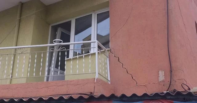 Turgutlu'da yıkılma tehlikesi olan bina boşaltıldı