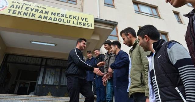 Türkiye&#039;nin en genç muhtarı liseli Uğur işbaşı yaptı