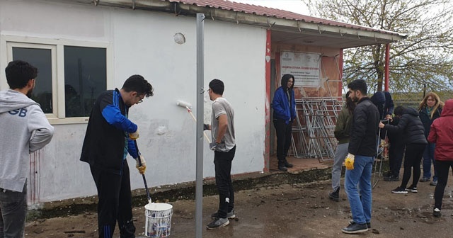 Üniversite öğrencileri köy okulunu onardı