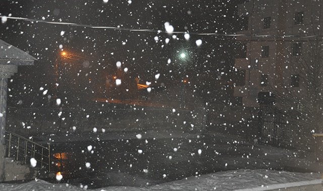 Yüksekova’da lapa lapa yağan kar yağışı şaşırttı