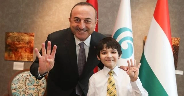 15 Temmuz'da mağdur olan Japon çocuk Çavuşoğlu'na mehter marşını söyledi