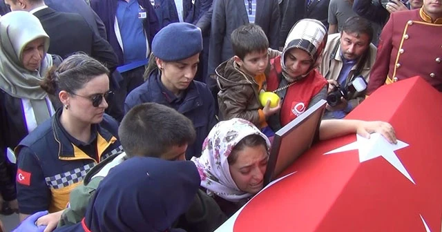 2 evladın şehit babalarına son bakışı