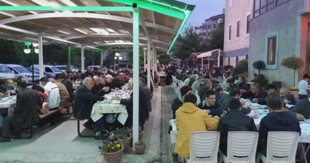 500 kişi aynı sofrada buluştu...Bu iftarı ikram eden belli değil...