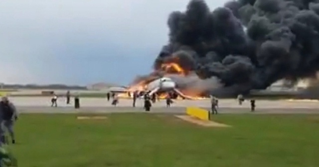 Rusya'da SSJ-100 tipi bir yolcu uçağı iniş yaparken alev aldı