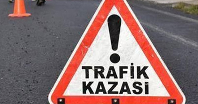 Adana'da motosiklet refüje çarptı: 2 ölü