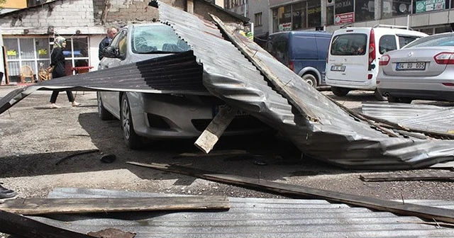Ağrı'da şiddetli fırtına çatıları uçurdu