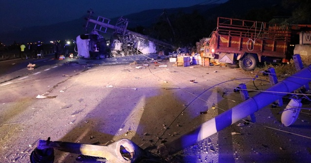 Akaryakıt tankeri ile arı kovanı yüklü kamyonet çarpıştı: 1 ölü, 5 yaralı