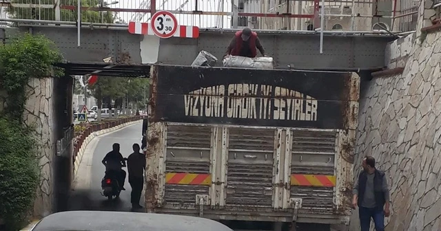 Alt geçide sıkışan kamyon uzun uğraşlar sonucu kurtarıldı