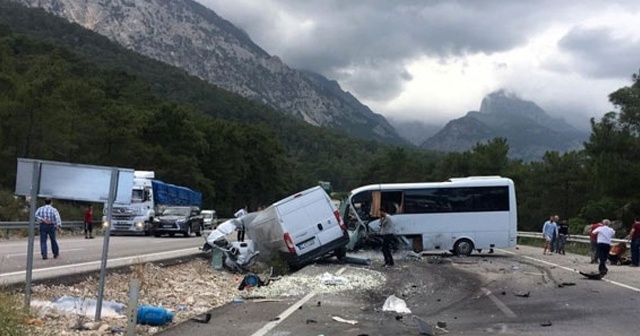 Antalya&#039;da korkunç kaza! 1 ölü ve çok sayıda yaralı var