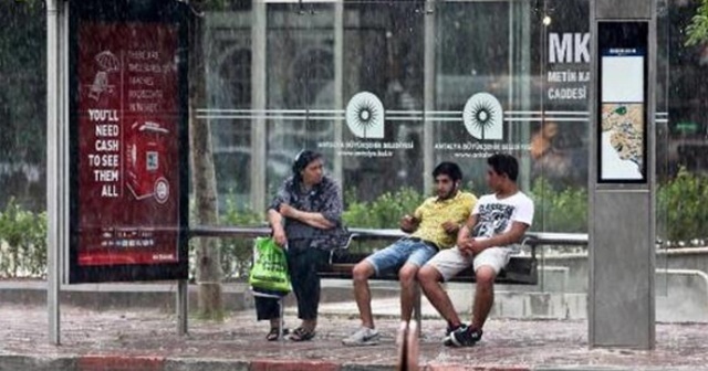 Antalya&#039;da yaz yağmuru ıslattı