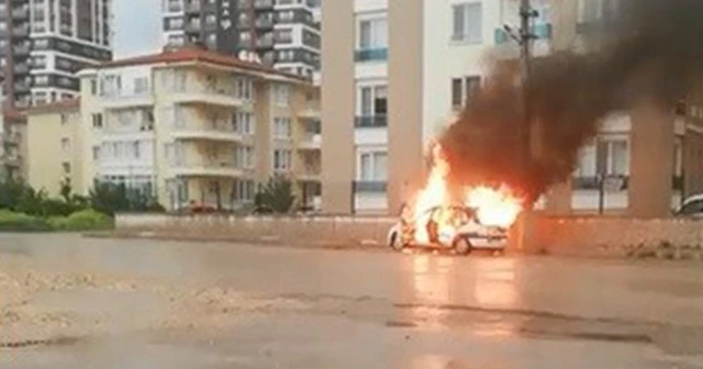 Arızalanan araç alev alev yandı