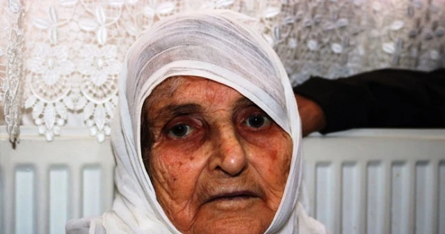 Asırlık nine torununun çocuğunu gördü