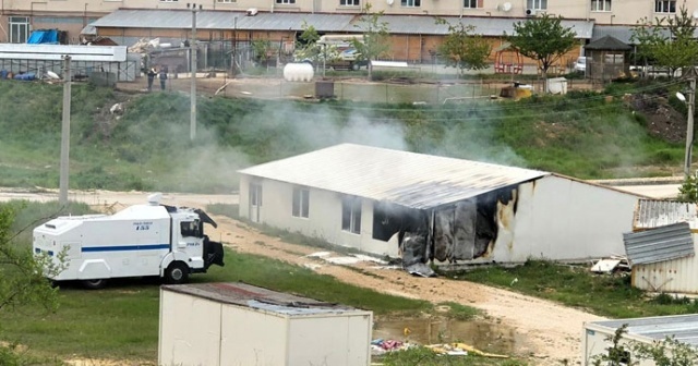 Barakada çıkan yangını TOMA söndürdü