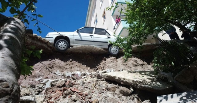 Başkent&#039;te istinat duvarı çöktü, otomobil asılı kaldı
