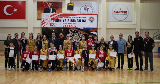 Basketbol Yıldızlar Türkiye şampiyonları kupalarını aldı