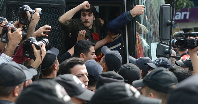 Beşiktaş&#039;tan Taksim&#039;e yürümek isteyen göstericilere polis müdahalesi