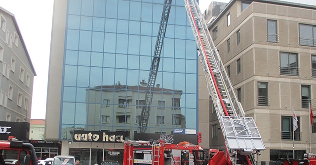 Beykoz&#039;da iş merkezinde yangın paniği