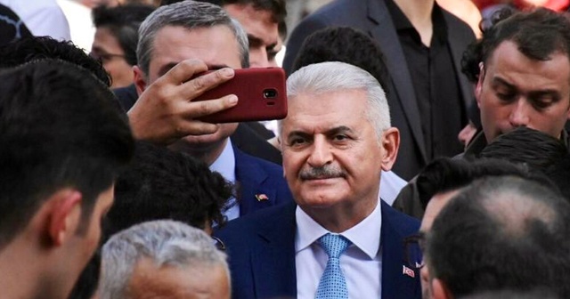 Binali Yıldırım&#039;a Bağcılar&#039;da vatandaşlardan yoğun ilgi