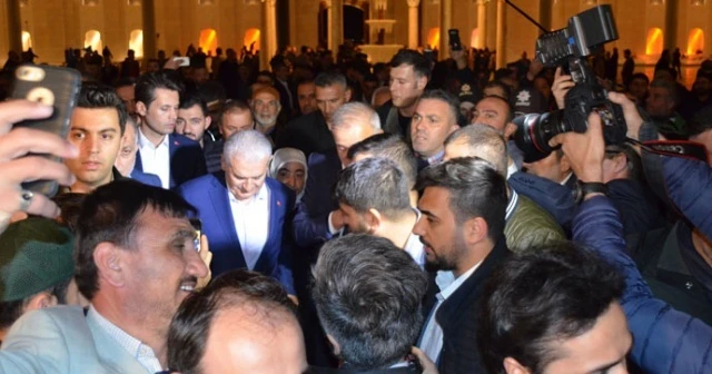 Binali Yıldırım'a namaz çıkışı yoğun ilgi