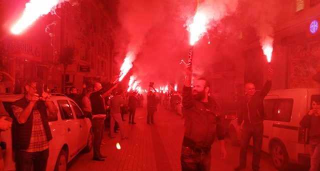 Binali Yıldırım’a Zeytinburnu’nda meşaleli karşılama