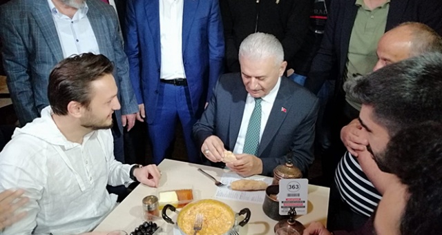 Binali Yıldırım sahurda vatandaşlarla bir araya geldi