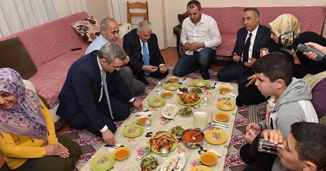 Binali Yıldırım Tan ailesinin iftar sofrasına misafir oldu