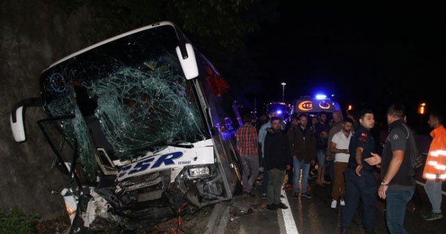 Bolu Dağı&#039;nda otobüs traktöre çarptı: 1 ölü, 13 yaralı