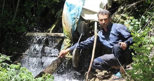 Bu köyde herkes elektrik parası ödüyor bir tek o ödemiyor