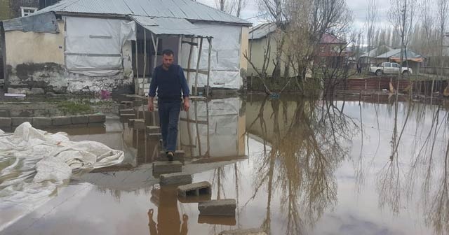 Bulanık&#039;ta yağışlar nedeniyle evler sular altında kaldı