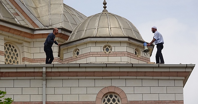 Cami çatısında intihar girişimi