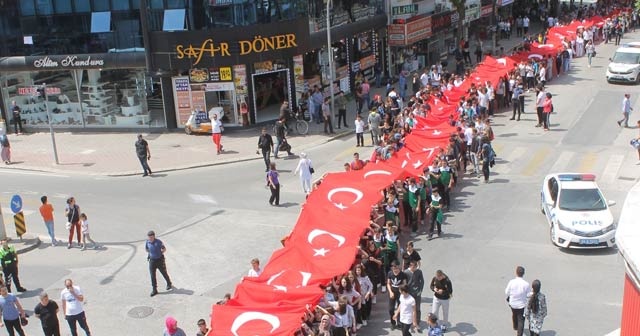 Çark Caddesi&#039;nde 103 metrelik Türk bayrağı açıldı