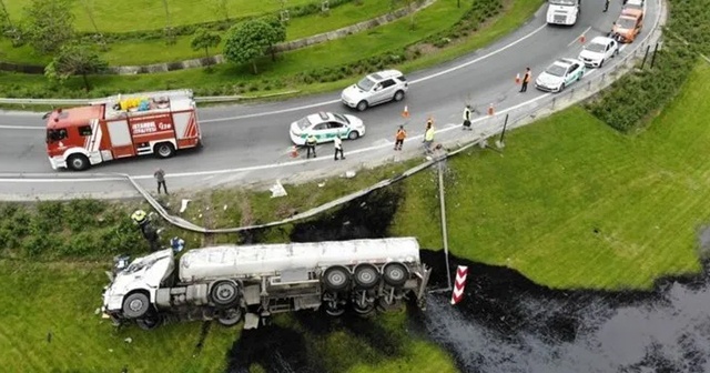 Çatalca TEM Otoyolunda zift yüklü tanker devrildi