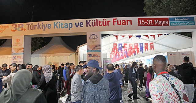 CHP adayının izin vermediği kitap fuarına İstanbullular akın ediyor