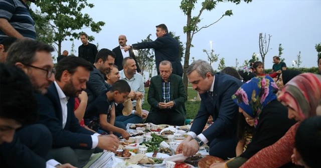 Cumhurbaşkanı Erdoğan, Zeytinburnu sahilinde vatandaşlarla iftar yaptı