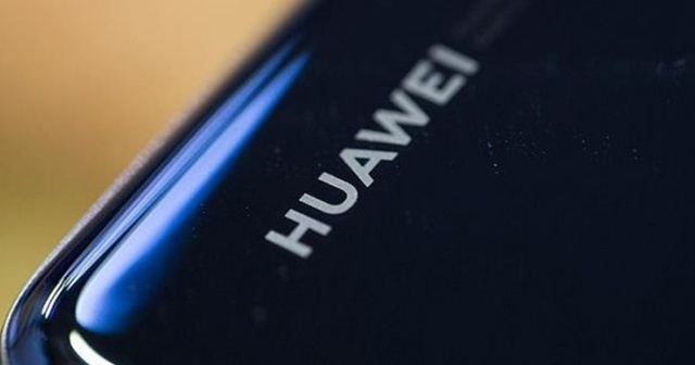 Huawei&#039;ye bir şok daha! Dev şirket siparişleri askıya aldı