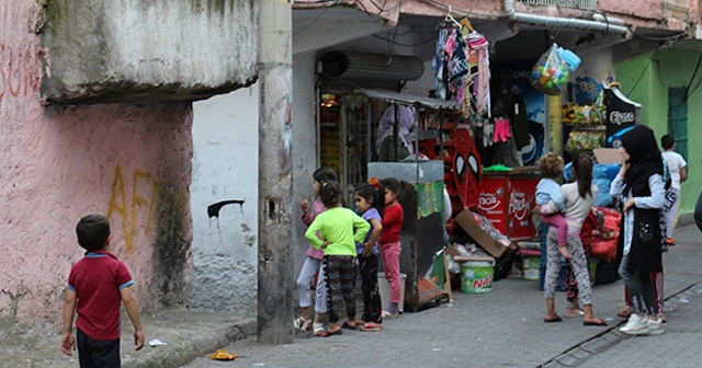 Diyarbakır&#039;da kadınlar arasında satırlı yardım kolisi kavgası