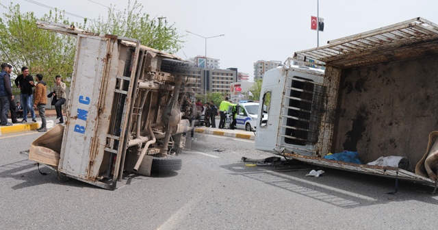 Diyarbakır&#039;da otomobil kamyonetle çarpıştı: 2 yaralı