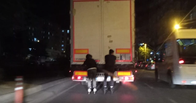 Diyarbakır’da patenli gençlerin tehlikeli yolculuğu
