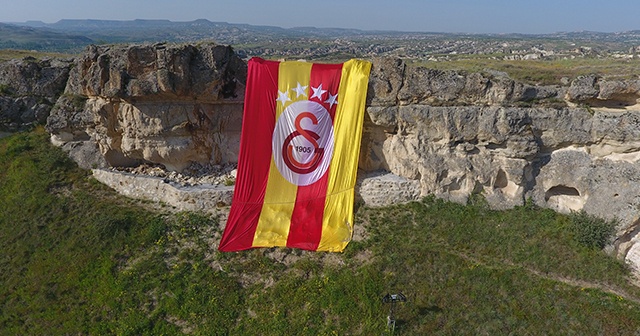 Dünyanın en lüks oteli Galatasaray’ın şampiyonluğunu dev bayrakla kutladı