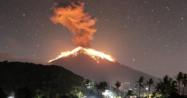 Endonezya&#039;daki Agung Yanardağ&#039;ı patladı