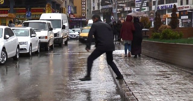 Erzurum&#039;da sağanak bir anda bastırdı