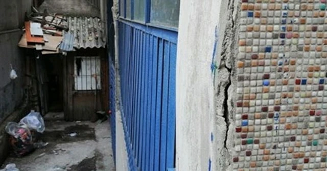 Esenler'de çatlaklar oluşan bina boşaltıldı