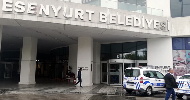 Esenyurt Belediyesi&#039;nde bıçaklı intihar girişimi