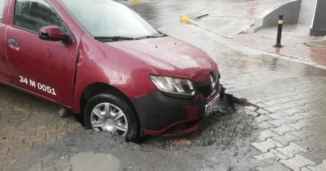 Esenyurt&#039;ta taksi, yol çökmesi nedeniyle oluşan çukura düştü