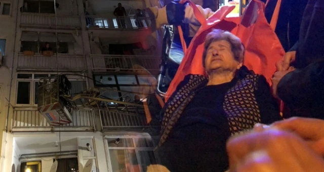 Evde mahsur kalan yaşlı kadına merdivenli kurtarma