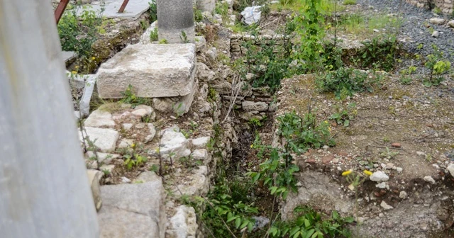 Fatih'te defineciler 500 yıllık camide kazılmadık yer bırakmadı