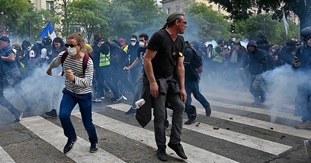 Fransa&#039;da gazeteciler polis şiddetini kınadı