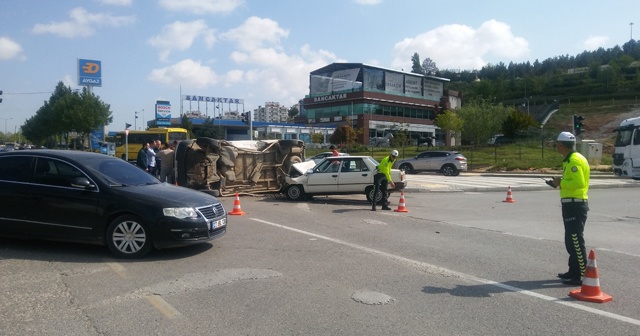 Gaziantep&#039;te otomobil ile minibüs çarpıştı: 5 yaralı