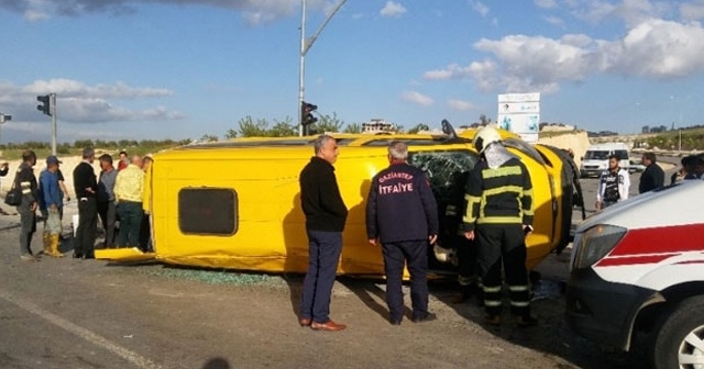 Gaziantep&#039;te otomobil ile servis minibüsü çarpıştı: 14 yaralı