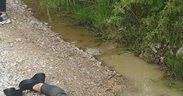 Genç kadın yüzüstü su birikintisine düştü... Görenler yardıma koştu